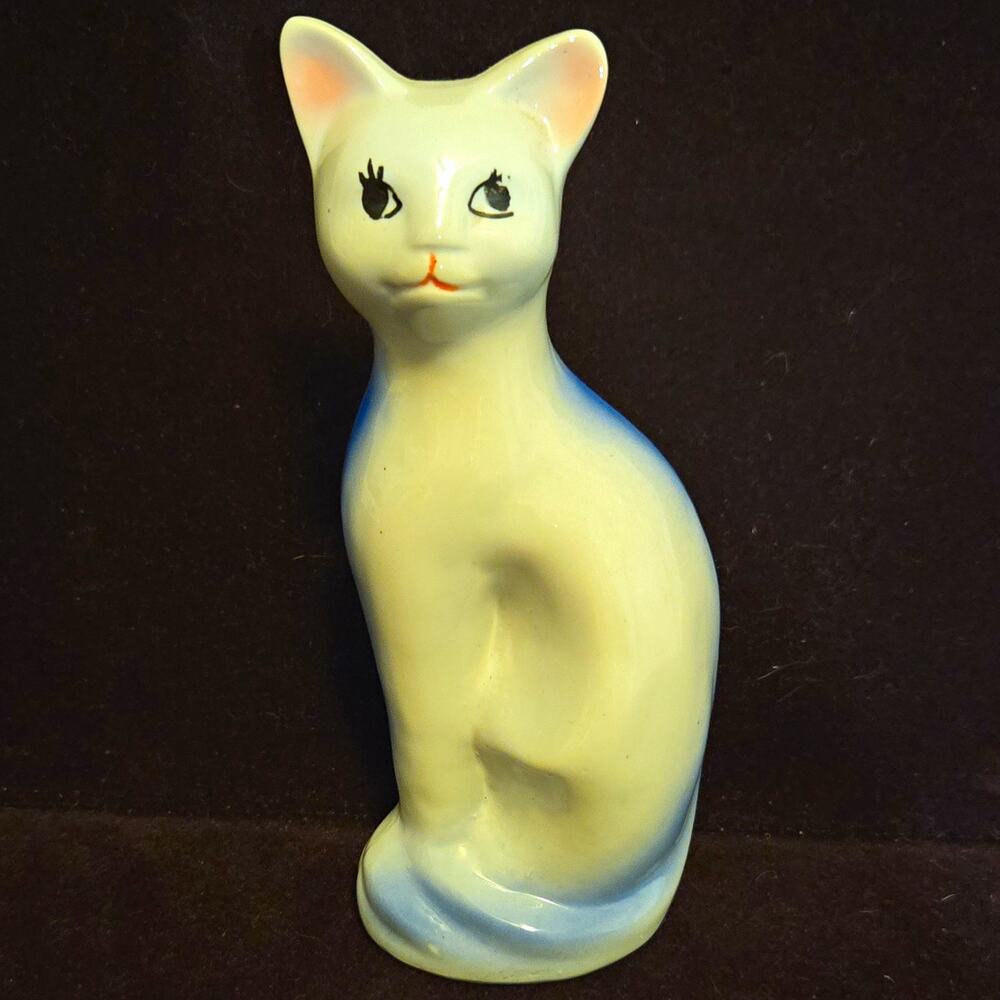 Vintage Kitsch Ceramic Cat Figurine Big Eyes Eyelashes White Blue Shading 7"